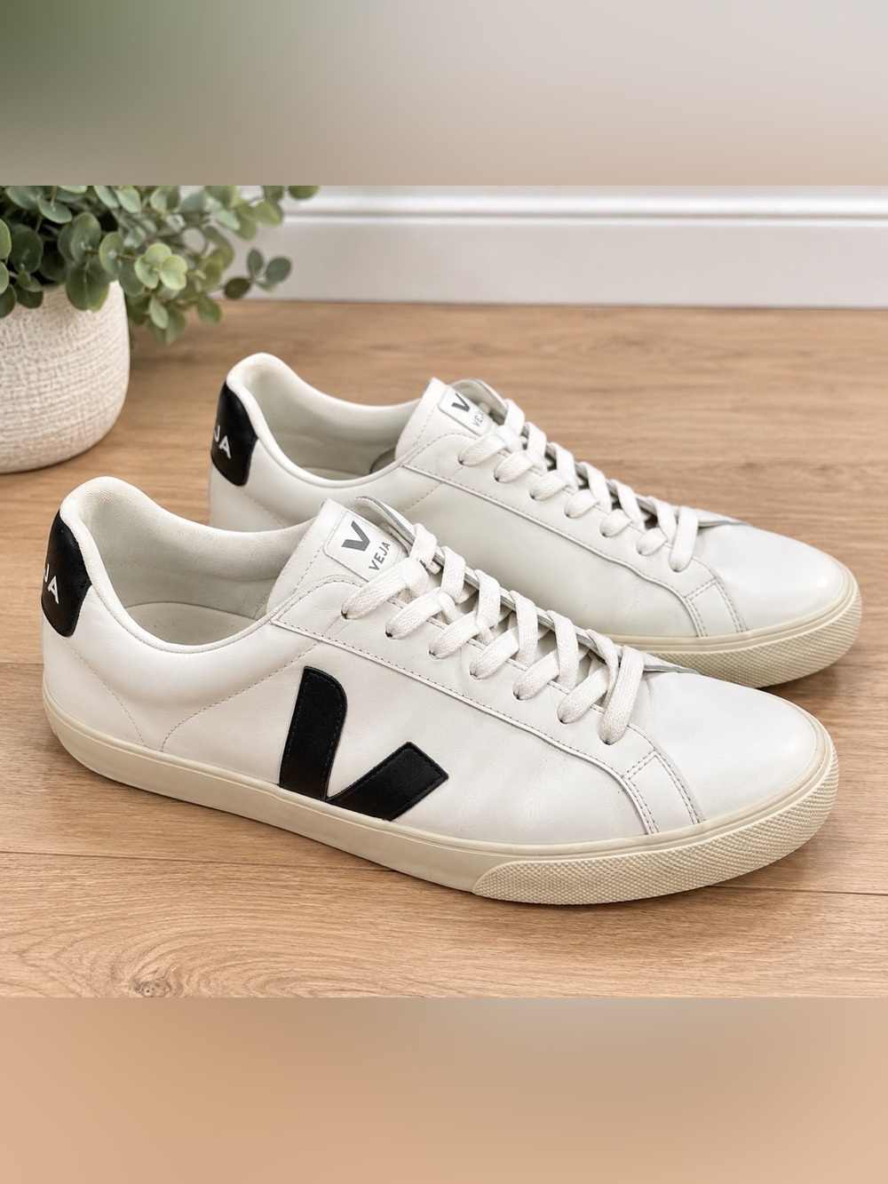 VEJA Men’s White Leather Sneakers Black V Logo Size 11